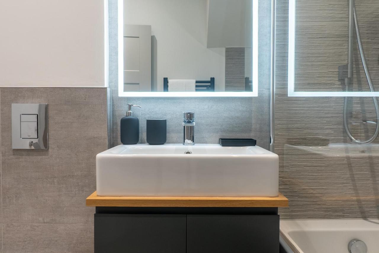 Spring Mount Huge Luxury Full Apartment- Harrogate Centre-Two Extremely Comfy Kingsize Bedrooms-Fully Equipped Modern Kitchen-Cosy Living Room With Huge Tv Екстериор снимка