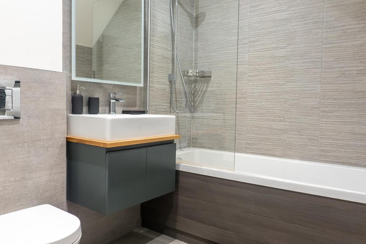 Spring Mount Huge Luxury Full Apartment- Harrogate Centre-Two Extremely Comfy Kingsize Bedrooms-Fully Equipped Modern Kitchen-Cosy Living Room With Huge Tv Екстериор снимка